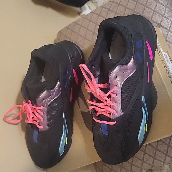 Sneakers - Picture 4 of 4